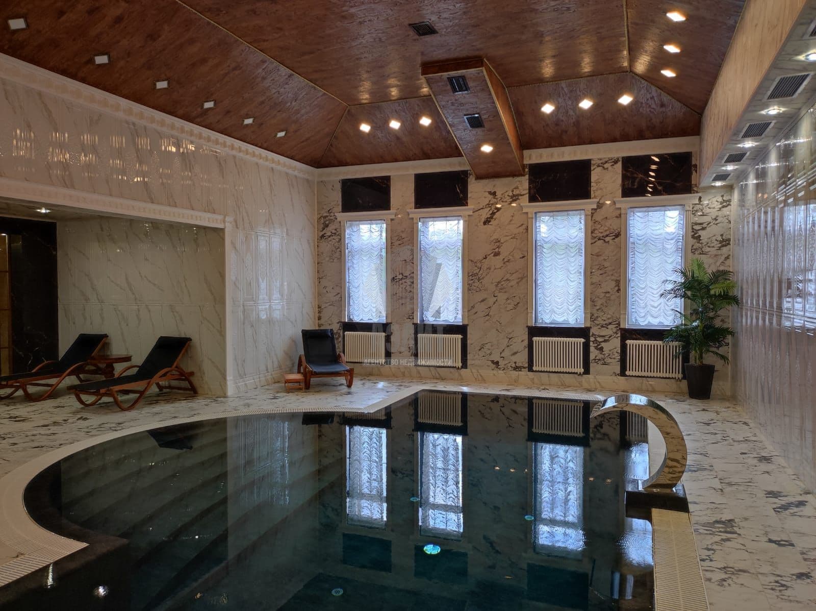 Коттедж 450 м² на участке 21 сот